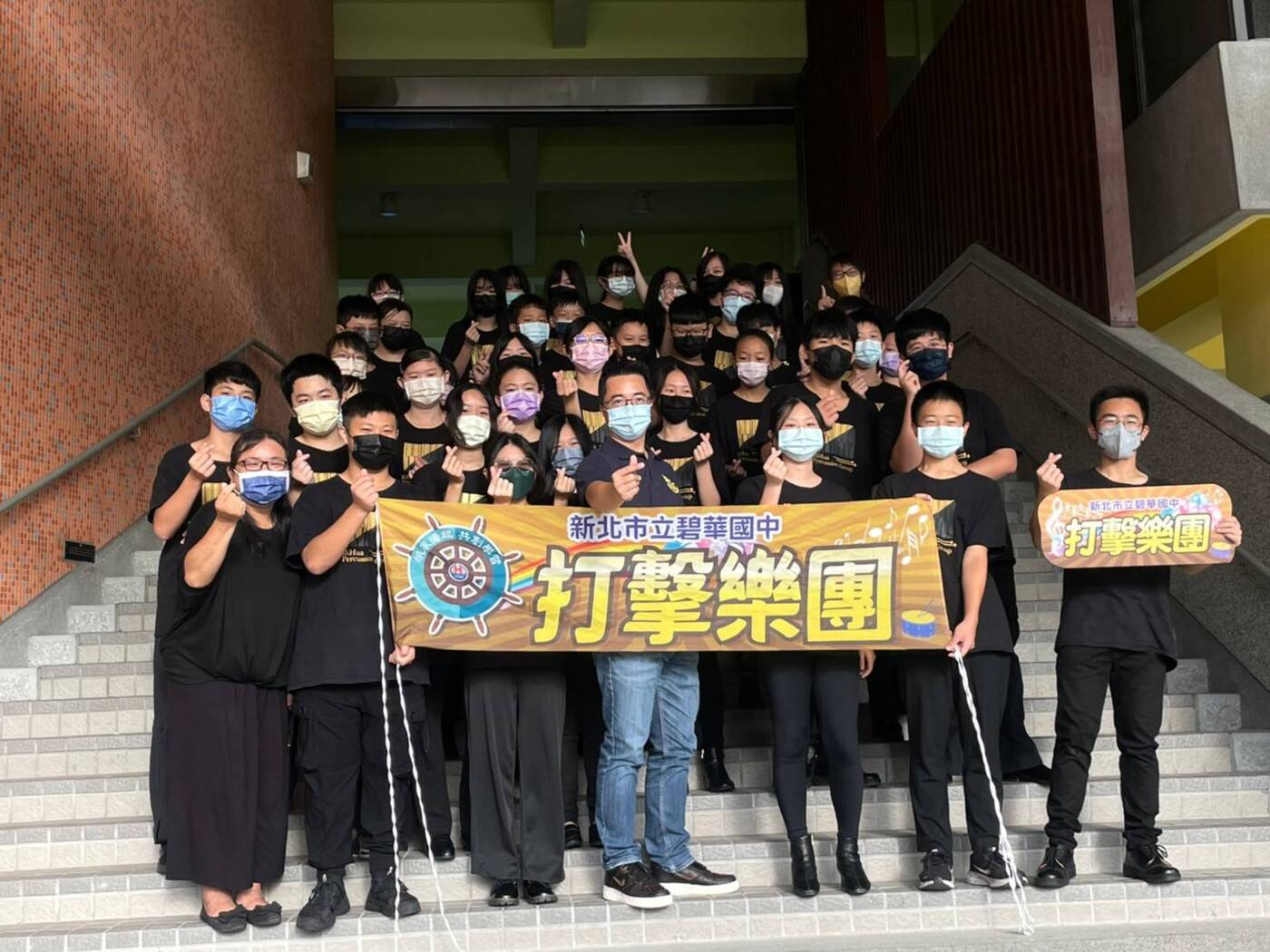 【恭賀】本校合唱團、打擊團、國樂團、直笛團參加111學年度新北市學生音樂比賽表現大放異彩,共獲三項特優第一、二項優等第一,均進軍全國賽。圖片