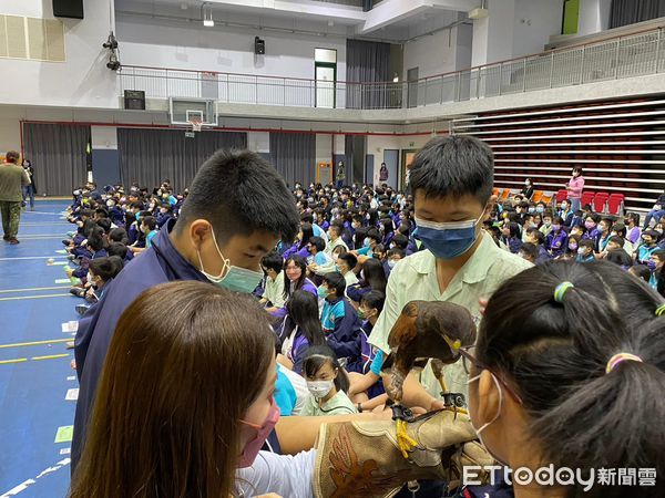 新北這所國中學生「摸鳥」！學生超愛：I am so excited  原文網址: 新北這所國中學生「摸鳥」！學生超愛：I am so excited | ETtoday生活新聞 |(另開新視窗)