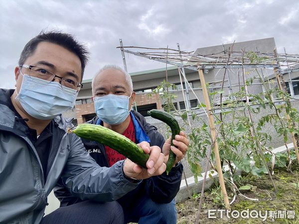 這所學校屋頂真神奇「不斷冒出蔬果」師生暴動！全因這位阿北(另開新視窗)